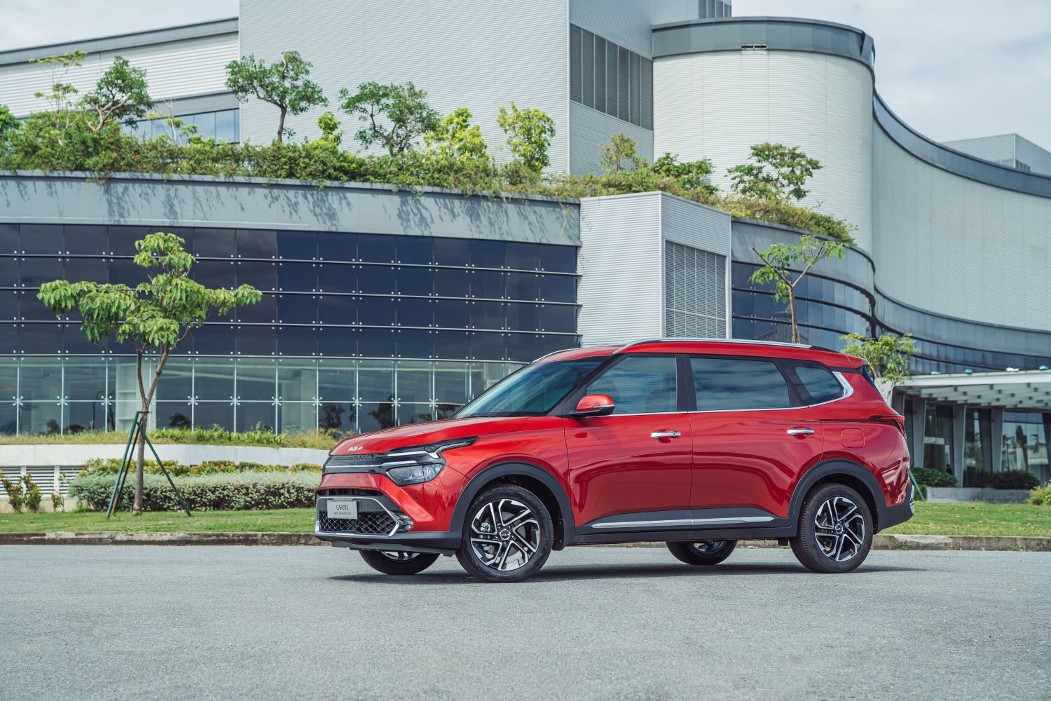 Kia Carens thế hệ mới được ứng dụng th&amp;agrave;nh tố &amp;ldquo;Bold for Nature &amp;ndash; Đậm chất tự nhi&amp;ecirc;n&amp;rdquo; trong triết l&amp;yacute; thiết kế mới &amp;ldquo;OPPOSITES UNITED&amp;rdquo; của Kia, lấy cảm hứng từ c&amp;aacute;c đường n&amp;eacute;t năng động, mạnh mẽ của tự nhi&amp;ecirc;n, t&amp;iacute;ch hợp với c&amp;aacute;c yếu tố hiện đại, s&amp;aacute;ng tạo của tương lai mang đến một sản phẩm ho&amp;agrave;n hảo, kh&amp;aacute;c biệt.
