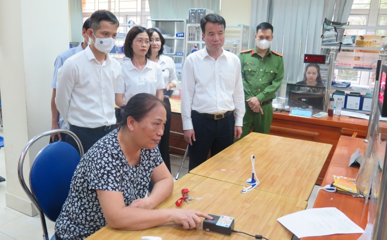 Ng&amp;agrave;y 11/11/2022, BHXH Việt Nam triển khai th&amp;iacute; điểm việc tiếp nhận hồ sơ đề nghị hưởng chế độ BHXH t&amp;iacute;ch hợp x&amp;aacute;c thực sinh trắc v&amp;acirc;n tay tại bộ phận Một cửa của BHXH quận Đống Đa (H&amp;agrave; Nội).