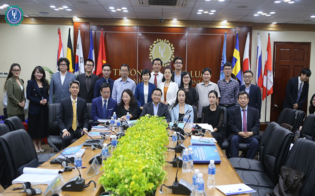 Ban tổ chức chụp lưu niệm với c&amp;aacute;c chuy&amp;ecirc;n gia, diễn giả, kh&amp;aacute;ch mời của chương tr&amp;igrave;nh