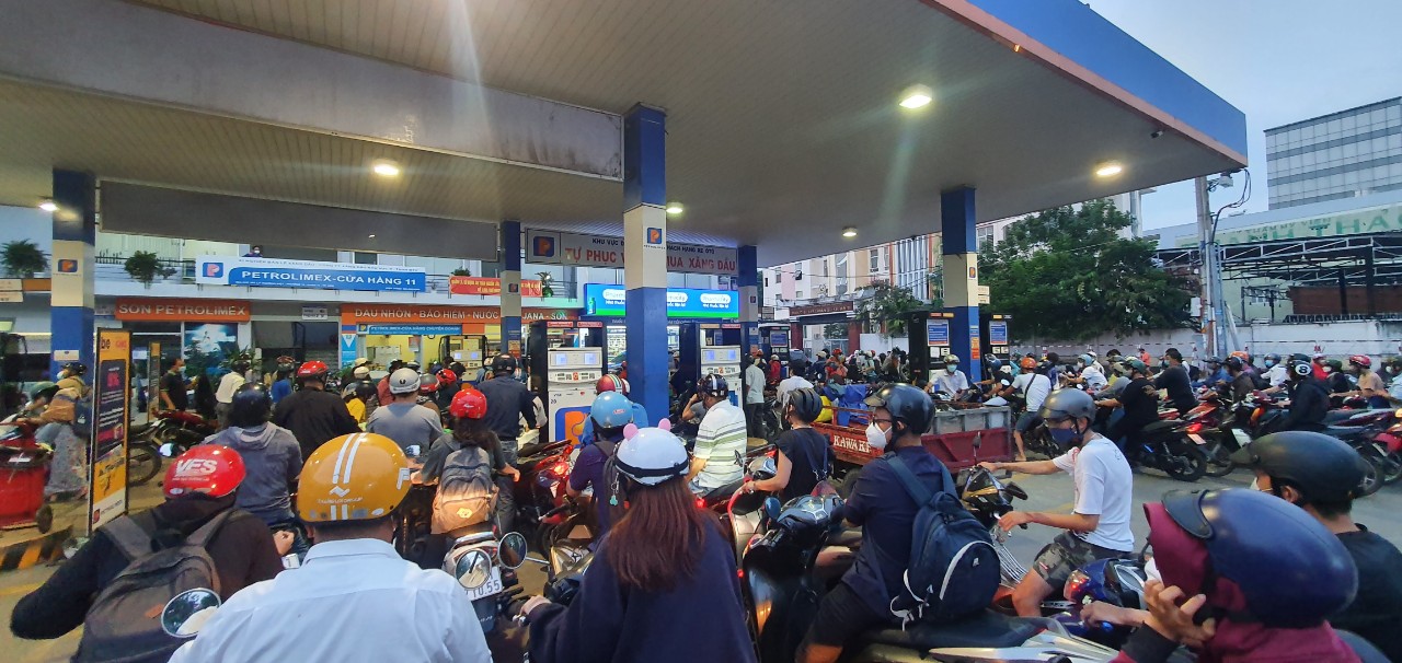 H&amp;agrave;ng d&amp;agrave;i người mua xăng tại cửa h&amp;agrave;ng xăng