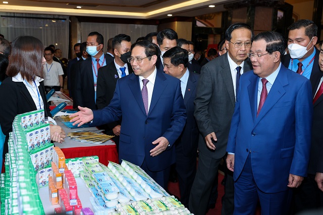 Thủ tướng Phạm Minh Ch&amp;iacute;nh thăm gian h&amp;agrave;ng của Angkormilk tại Diễn đ&amp;agrave;n X&amp;uacute;c tiến Đầu tư v&amp;agrave; Thương mại Việt Nam &amp;ndash; Campuchia 2022