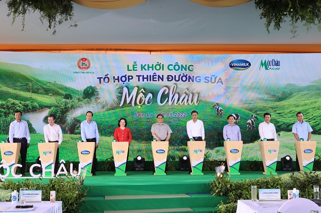 Thủ tướng Ch&amp;iacute;nh phủ c&amp;ugrave;ng c&amp;aacute;c đại biểu v&amp;agrave; l&amp;atilde;nh đạo của Vinamilk, Mộc Ch&amp;acirc;u Milk thực hiện nghi thức khởi c&amp;ocirc;ng Tổ hợp Thi&amp;ecirc;n đường sữa Mộc Ch&amp;acirc;u