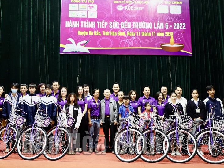 Học sinh ngh&amp;egrave;o hiếu học huyện Đ&amp;agrave; Bắc (H&amp;ograve;a B&amp;igrave;nh)nhận xe đạp từ h&amp;agrave;nh tr&amp;igrave;nh