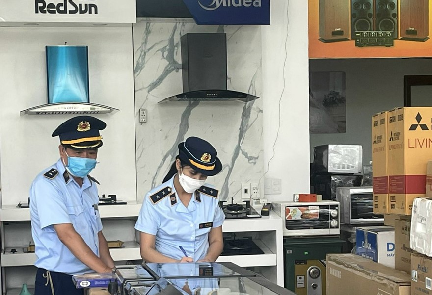 Lực lượng Quản l&amp;yacute; thị trường tỉnh H&amp;ograve;a B&amp;igrave;nh kiểm tra cửa h&amp;agrave;ng kinh doanh đồ điện tử tại thị trấn Đ&amp;agrave; Bắc (Đ&amp;agrave; Bắc).