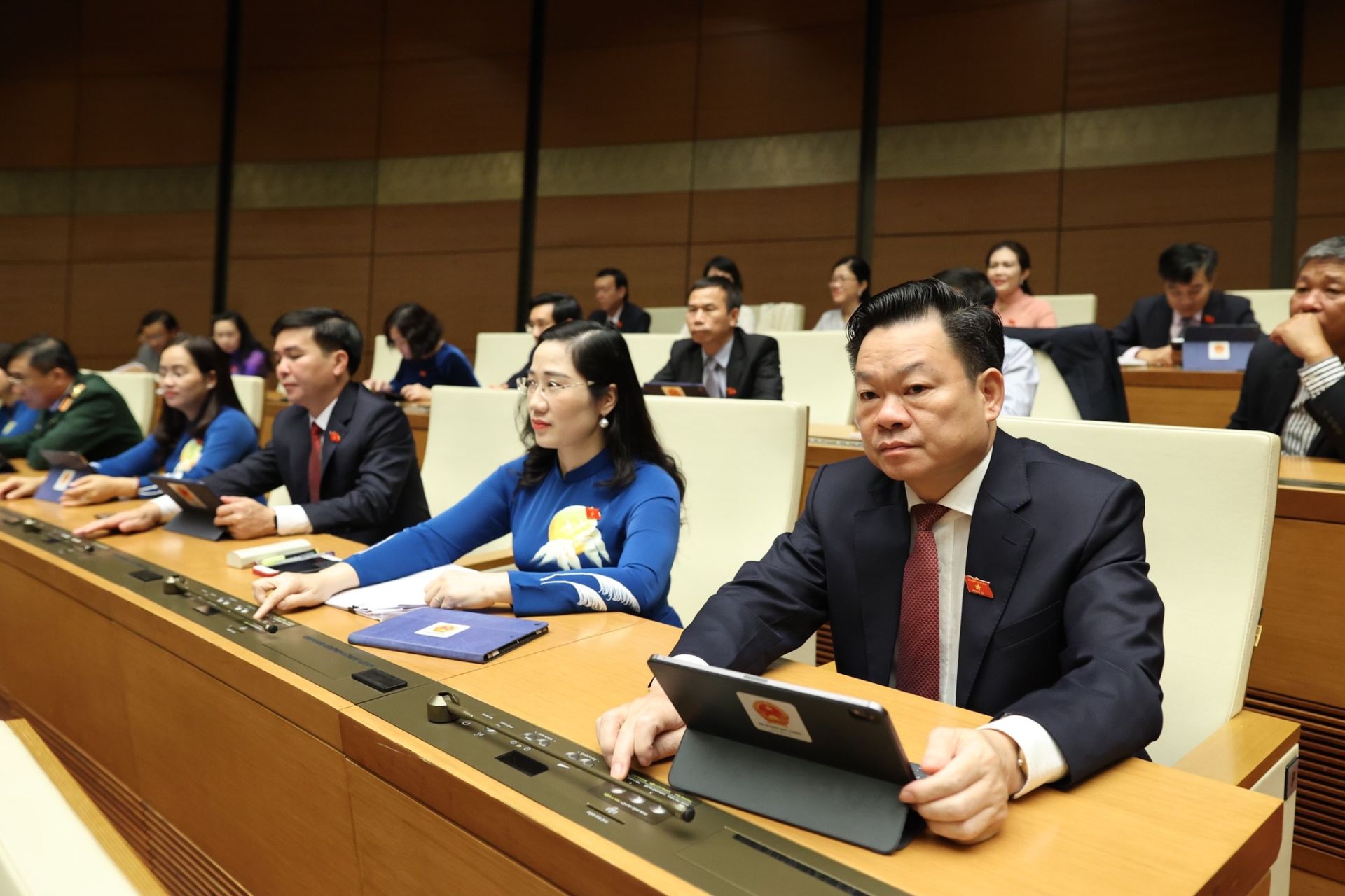 Đại biểu Quốc hội ấn n&amp;uacute;t biểu quyết th&amp;ocirc;ng qua luật Ph&amp;ograve;ng, chống rửa tiền