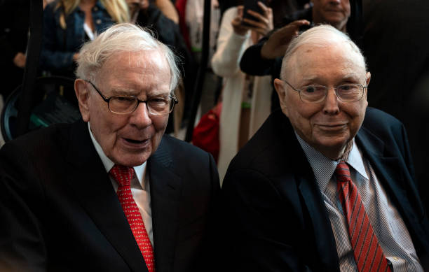 Charlie Munger ( phải )
