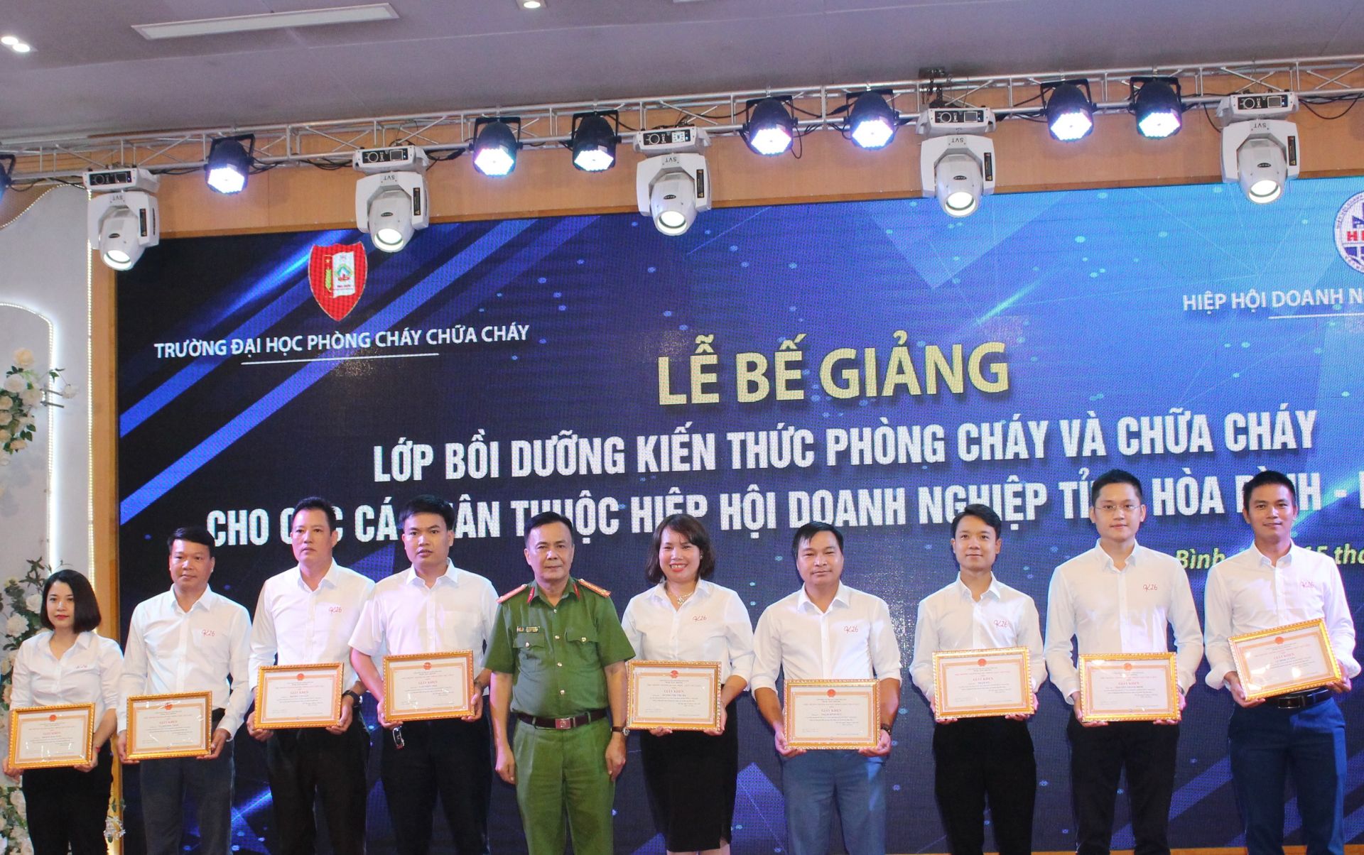 L&amp;atilde;nh đạo Trường Đại học ph&amp;ograve;ng ch&amp;aacute;y chữa ch&amp;aacute;y trao Giấy khen cho 10 học vi&amp;ecirc;n c&amp;oacute; th&amp;agrave;nh t&amp;iacute;ch xuất sắc