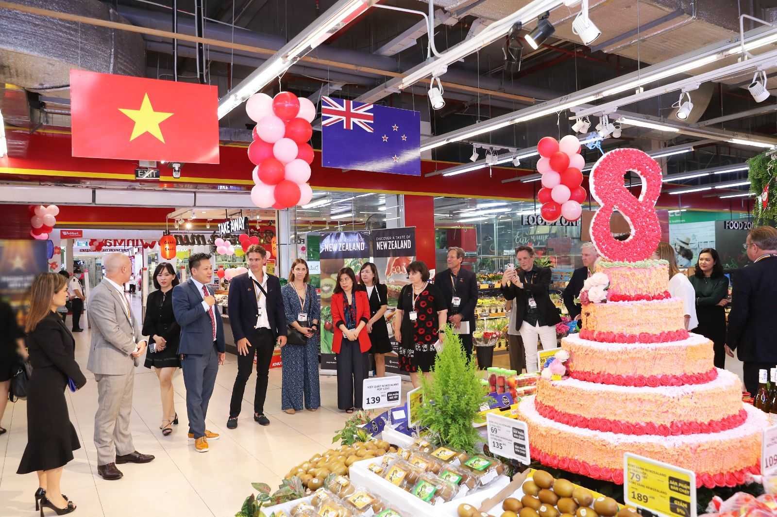 Đo&amp;agrave;n đại biểu do &amp;ocirc;ng Joseph Nelson - Tổng L&amp;atilde;nh sự qu&amp;aacute;n New Zealand tại Việt Nam dẫn đầu, đ&amp;atilde; c&amp;oacute; chuyến thăm v&amp;agrave; l&amp;agrave;m việc tại si&amp;ecirc;u thị WinMart Times City.