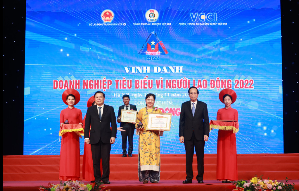 B&amp;agrave; Trương B&amp;iacute;ch Đ&amp;agrave;o, Gi&amp;aacute;m đốc Nh&amp;acirc;n sự tại Nestl&amp;eacute; Việt Nam, đại diện doanh nghiệp nhận bằng khen của Bộ Lao Động - Thương Binh &amp;amp; X&amp;atilde; hội