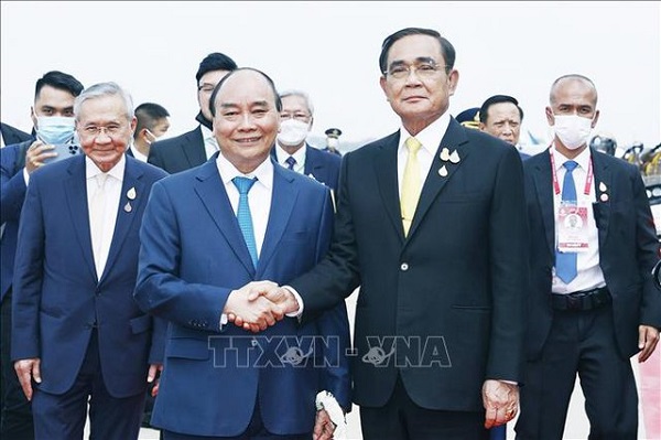 Thủ tướng Th&amp;aacute;i Lan Prayut Chan-o-cha đ&amp;oacute;n Chủ tịch nước Nguyễn Xu&amp;acirc;n Ph&amp;uacute;c tại S&amp;acirc;n bay Kh&amp;ocirc;ng qu&amp;acirc;n Ho&amp;agrave;ng gia Th&amp;aacute;i Lan (Ảnh: TTXVN)