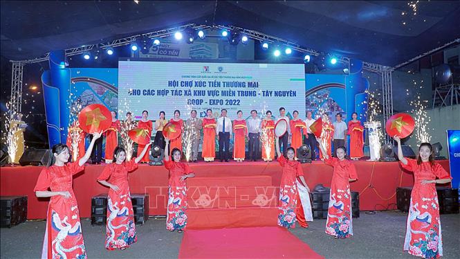 Cắt băng khai mạc Hội chợ x&amp;uacute;c tiến thương mại cho c&amp;aacute;c Hợp t&amp;aacute;c x&amp;atilde; khu vực miền Trung - T&amp;acirc;y Nguy&amp;ecirc;n năm 2022. Ảnh: TTXVN