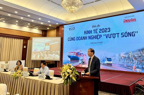 &amp;Ocirc;ng Ho&amp;agrave;ng Quang Ph&amp;ograve;ng, Ph&amp;oacute; Chủ tịch VCCI cho rằng khu vực doanh nghiệp đ&amp;ocirc;ng về số lượng, nhưng quy m&amp;ocirc; v&amp;agrave; tiềm lực kh&amp;ocirc;ng mạnh. (Ảnh: H&amp;agrave; Anh).