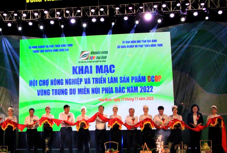 Các đại biểu cắt băng khai mạc Hội chợ Nông nghiệp và triển lãm sản phẩm OCOP vùng Trung du miền núi phía Bắc. Các đại biểu cắt băng khai mạc Hội chợ Nông nghiệp và triển lãm sản phẩm OCOP vùng Trung du miền núi phía Bắc.