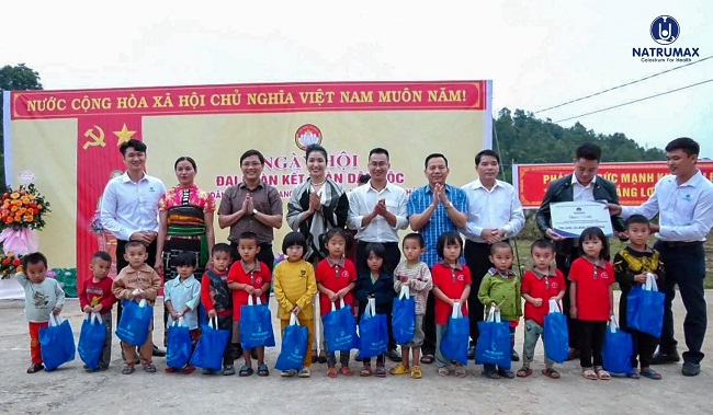 B&amp;agrave; Nguyễn Mai - TGĐ Natrumax Việt Nam (người đứng thứ tư b&amp;ecirc;n tr&amp;aacute;i) trao qu&amp;agrave; cho c&amp;aacute;c em nhỏ c&amp;oacute; ho&amp;agrave;n cảnh kh&amp;oacute; khăn