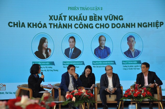 &amp;Ocirc;ng L&amp;yacute; Trung Ki&amp;ecirc;n, Trưởng bộ phận Logistics to&amp;agrave;n quốc, Nestl&amp;eacute; Việt Nam (thứ nhất, từ phải sang) tại hội thảo ng&amp;agrave;y 18.11