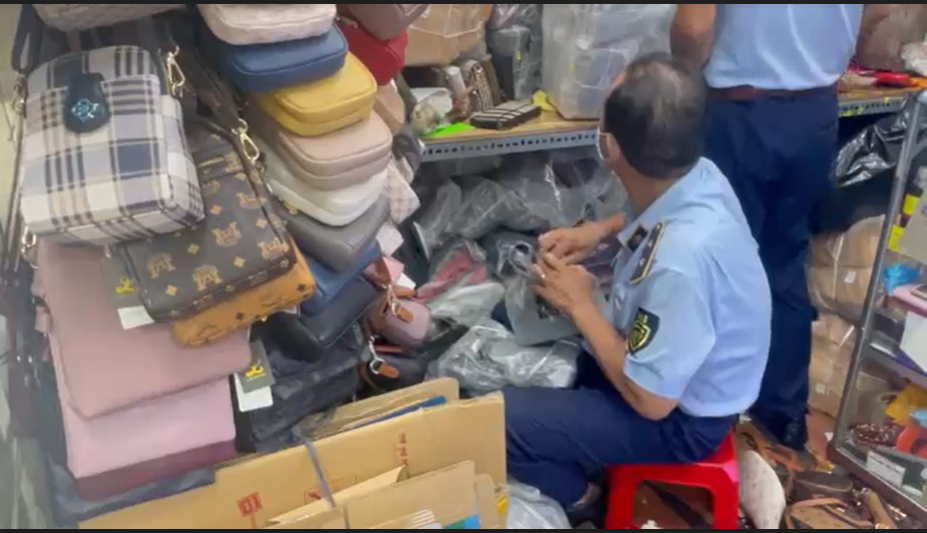 Hơn 2   đơn vị h&amp;agrave;ng giả bị thu giữu