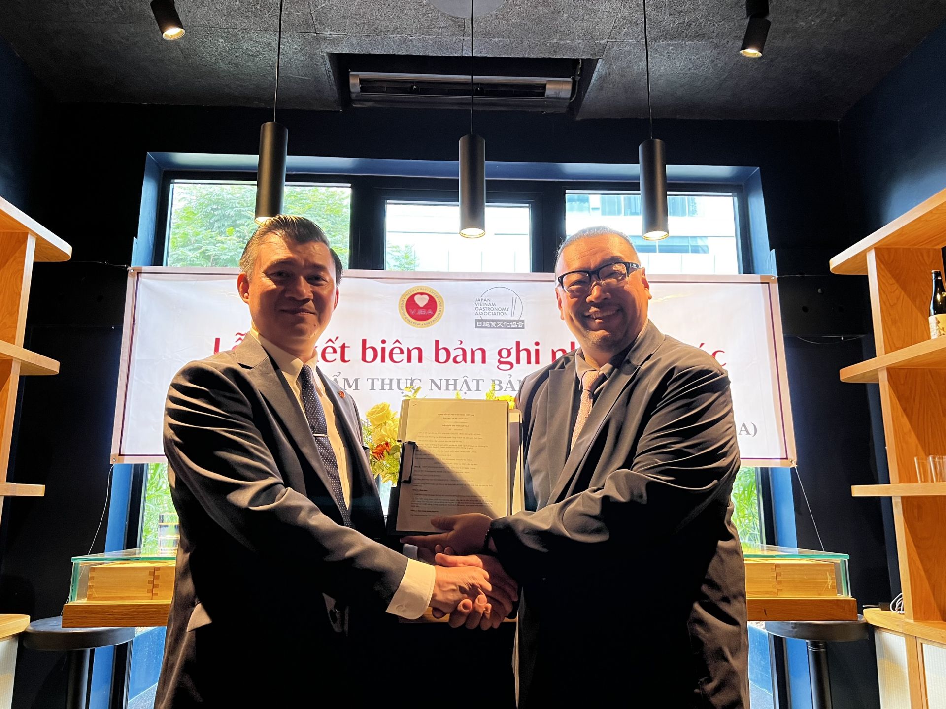 &amp;ocirc;ng Vũ Ho&amp;agrave;ng Đức - Chủ tịch Hiệp hội VJBA v&amp;agrave; &amp;ocirc;ng Matsuo Tomoyuki - Chủ tịch Hiệp hội JVGA k&amp;yacute; kết thỏa thuận hợp t&amp;aacute;c.