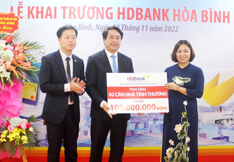 Nh&amp;acirc;n dịp khai trương, HDBank chi nh&amp;aacute;nh H&amp;ograve;a B&amp;igrave;nh trao 100 triệu đồng hỗ trợ x&amp;acirc;y dựng 2 nh&amp;agrave; t&amp;igrave;nh thương tr&amp;ecirc;n địa b&amp;agrave;n tỉnh.