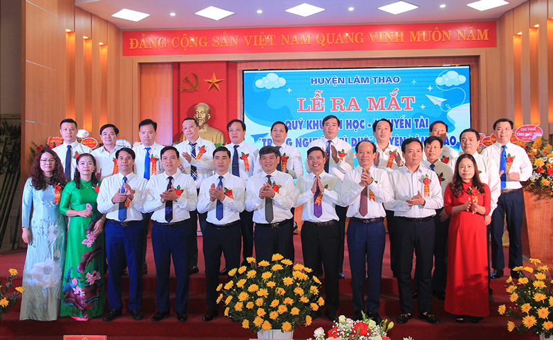C&amp;aacute;c doanh nghiệp ủng hộ đến dự buổi Lễ ra mắt