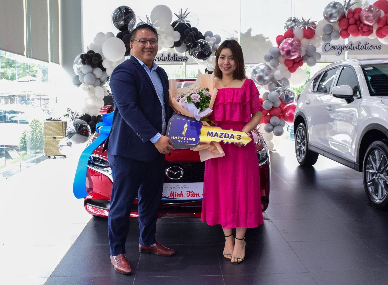Chuy&amp;ecirc;n vi&amp;ecirc;n kinh doanh Nguyễn Thị Minh T&amp;acirc;m nhận giải thưởng Mazda 3
