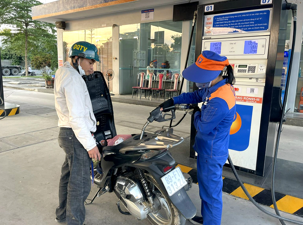 C&amp;aacute;c doanh nghiệp ph&amp;acirc;n phối, doanh nghiệp đầu mối tr&amp;ecirc;n địa b&amp;agrave;n tỉnh thực hiện k&amp;iacute; cam kết đảm bảo nguồn cung ứng xăng, dầu