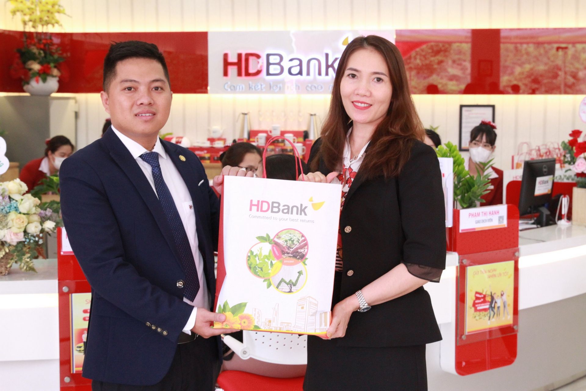 Trong kh&amp;ocirc;ng kh&amp;iacute; tưng bừng của lễ khai trương, HDBank Tuy Đức - Đắk N&amp;ocirc;ng cũng d&amp;agrave;nh nhiều phần qu&amp;agrave; hấp dẫn cho kh&amp;aacute;ch h&amp;agrave;ng đến giao dịch c&amp;ugrave;ng với nhiều chương tr&amp;igrave;nh khuyến m&amp;atilde;i.