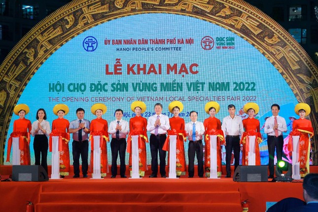 Nghi lễ cắt băng khai mạc Hội chợ Đặc sản V&amp;ugrave;ng miền Việt Nam 2022