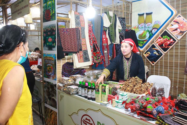 Kh&amp;aacute;ch tham quan một trong số c&amp;aacute;c gian h&amp;agrave;ng tại hội chợ