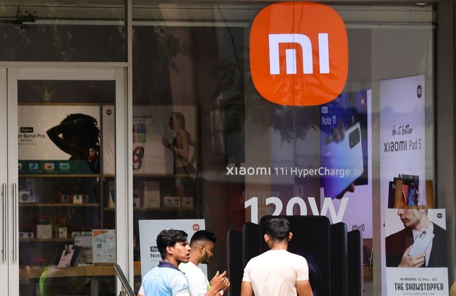 Mọi người đi ngang qua cửa h&amp;agrave;ng Xiaomi, nh&amp;agrave; sản xuất thiết bị điện tử ti&amp;ecirc;u d&amp;ugrave;ng của Trung Quốc, ở Mumbai, Ấn Độ, ng&amp;agrave;y 11 th&amp;aacute;ng 5 năm 2022. REUTERS