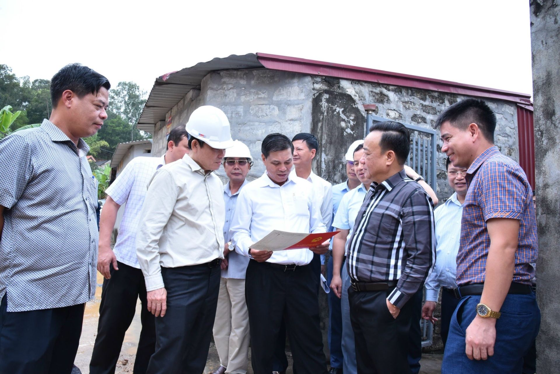 Đồng ch&amp;iacute; Trần Lưu Quang, B&amp;iacute; thư Th&amp;agrave;nh ủy v&amp;agrave; đồng ch&amp;iacute; Nguyễn Văn T&amp;ugrave;ng, Chủ tịch UBND th&amp;agrave;nh phố kiểm tra tiến độ x&amp;acirc;y dựng x&amp;atilde; n&amp;ocirc;ng th&amp;ocirc;n mới tại x&amp;atilde; H&amp;ograve;a B&amp;igrave;nh