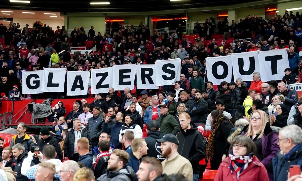 Người h&amp;acirc;m mộ Manchester United trưng biểu ngữ Glazers Out