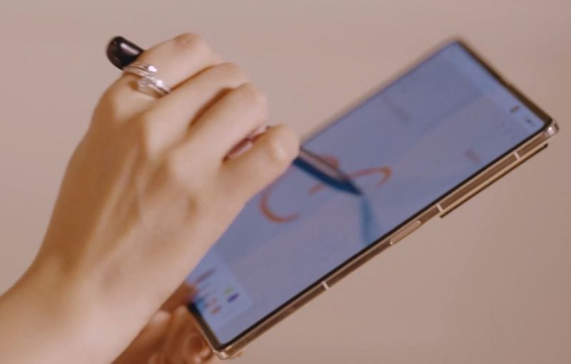 d&amp;ograve;ng điện thoại n&amp;agrave;y cũng hỗ trợ b&amp;uacute;t cảm ứng.