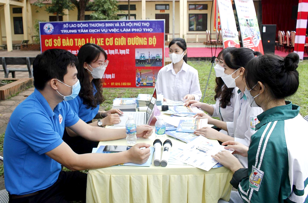Tư vấn hướng nghiệp, tuyển sinh gi&amp;aacute;o dục nghề nghiệp cho c&amp;aacute;c học sinh