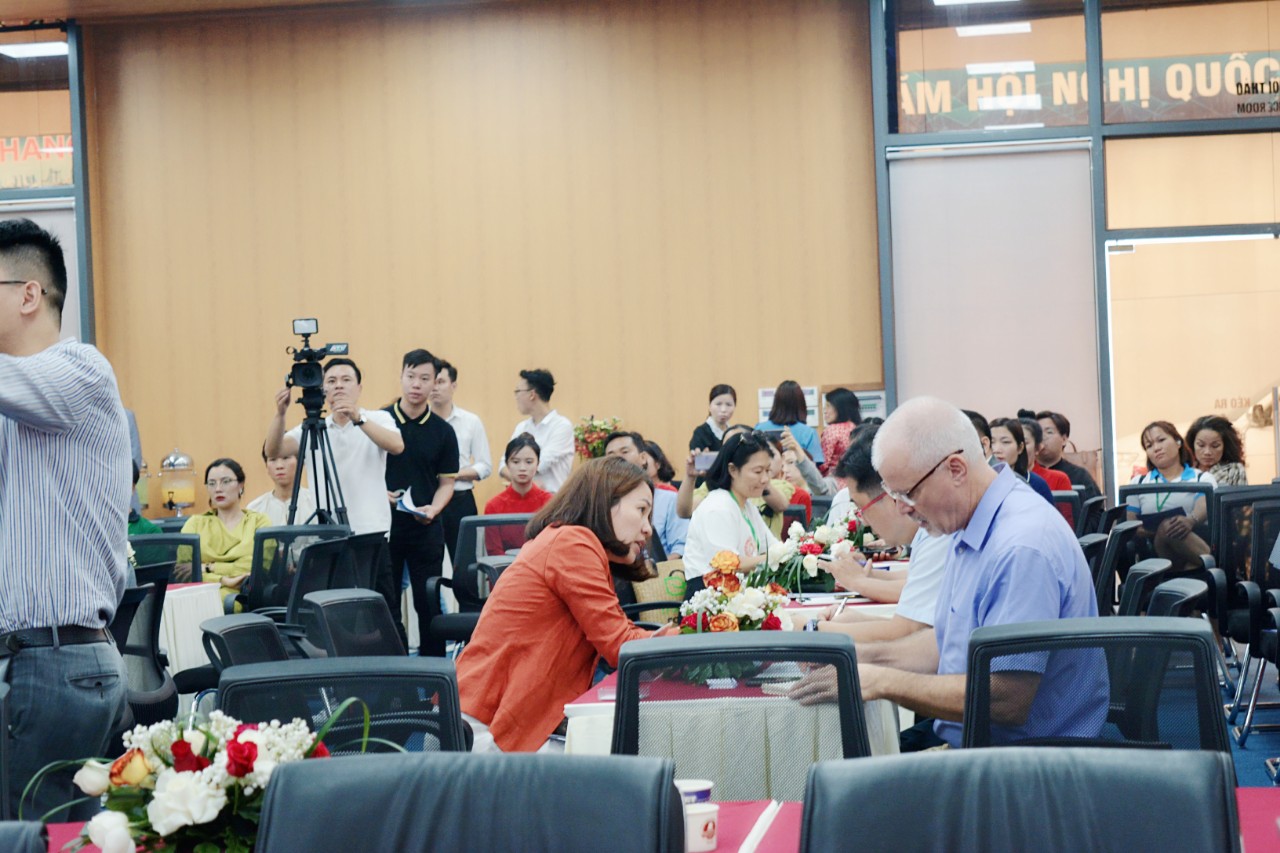 H&amp;igrave;nh ảnh phi&amp;ecirc;n giao thương tại Hội nghị