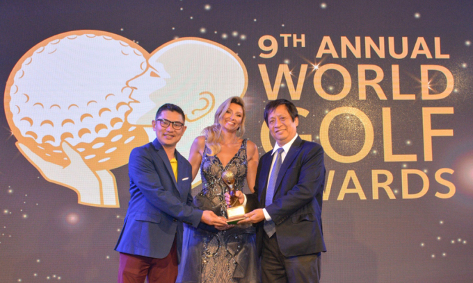 Đại diện đo&amp;agrave;n Việt Nam nhận giải tại WGA 2022. Ảnh: World Golf Awards