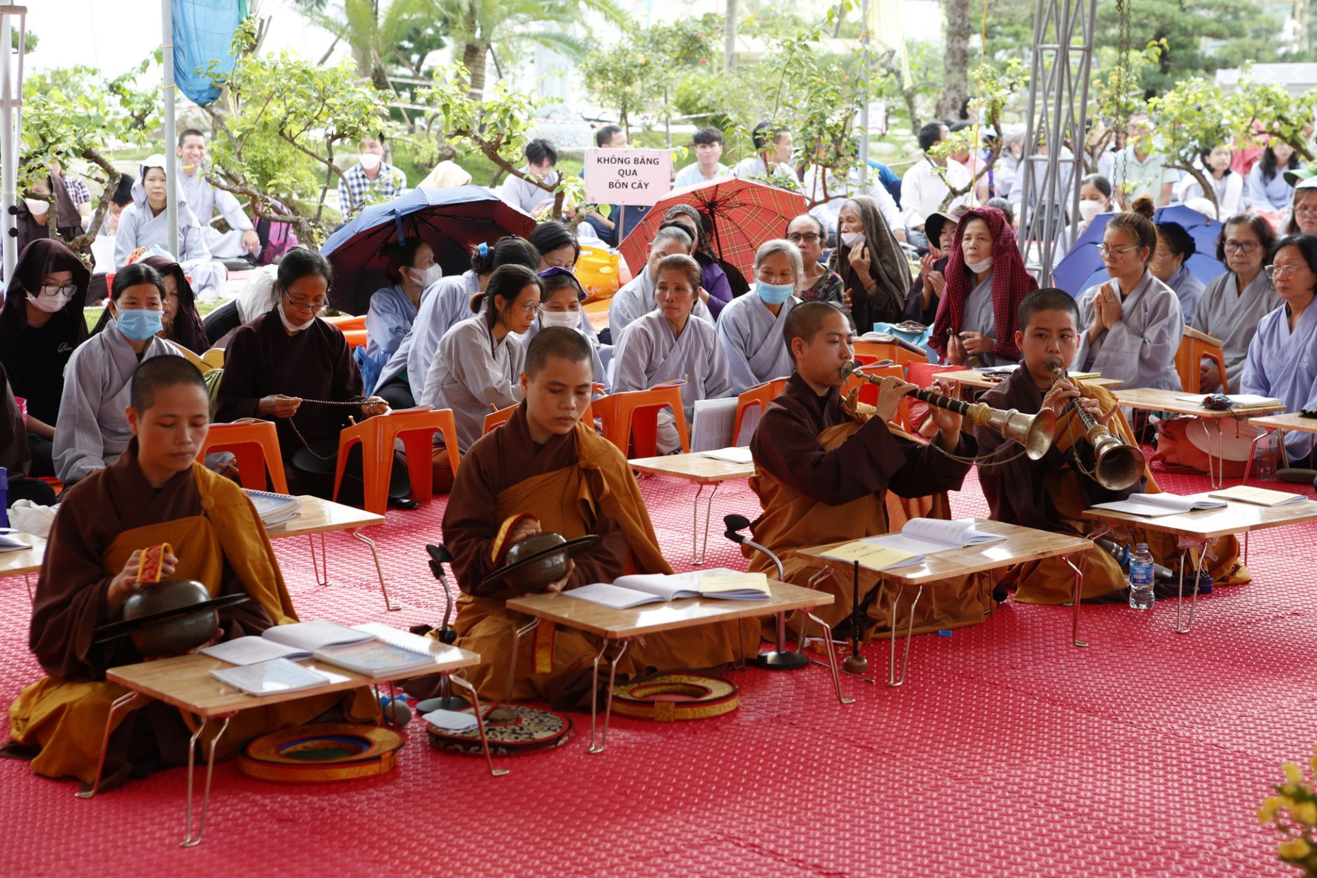 Qu&amp;yacute; Ni sư trụ tr&amp;igrave; Đại Bảo th&amp;aacute;p Mandala T&amp;acirc;y thi&amp;ecirc;n thực hiện kh&amp;oacute;a lễ cầu nguyện trước thời khắc quan trọng r&amp;oacute;t đồng v&amp;agrave;o khu&amp;ocirc;n tượng.