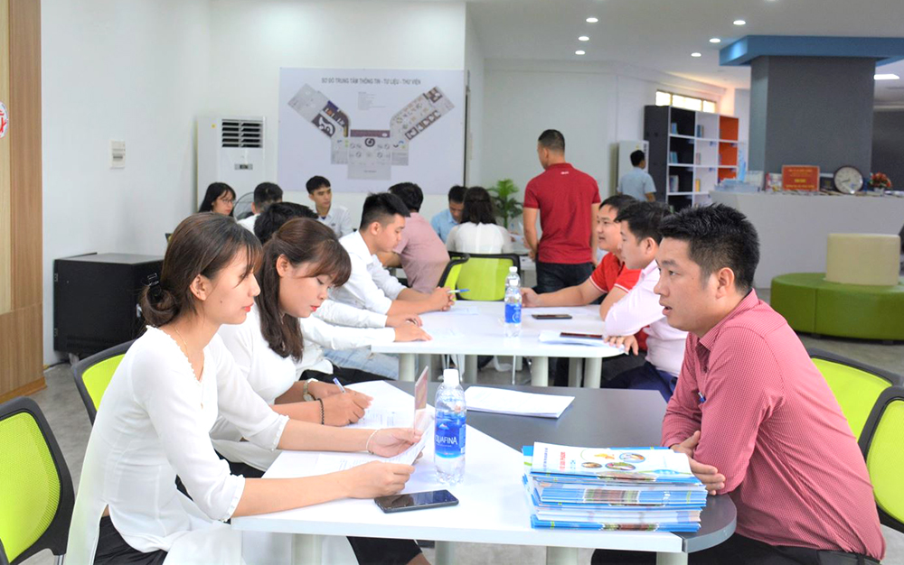 C&amp;aacute;c doanh nghiệp trao đổi phỏng vấn v&amp;agrave; tiếp nhận sinh vi&amp;ecirc;n v&amp;agrave;o l&amp;agrave;m việc