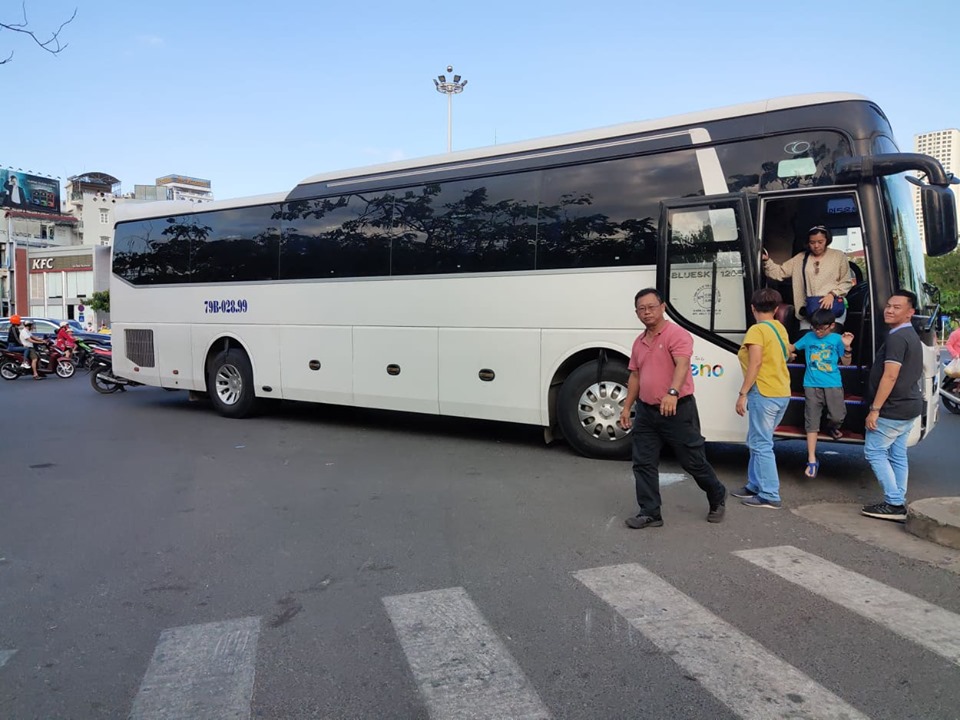 Hiệp hội Du lịch Nha Trang - Kh&amp;aacute;nh H&amp;ograve;a cho rằng việc cấm xe tr&amp;ecirc;n 29 chỗ v&amp;agrave;o trung t&amp;acirc;m TP Nha Trang trong khu giờ cao điểm đ&amp;atilde; ảnh hưởng lớn đến c&amp;aacute;c doanh nghiệp du lịch. (Ảnh: Khải An)