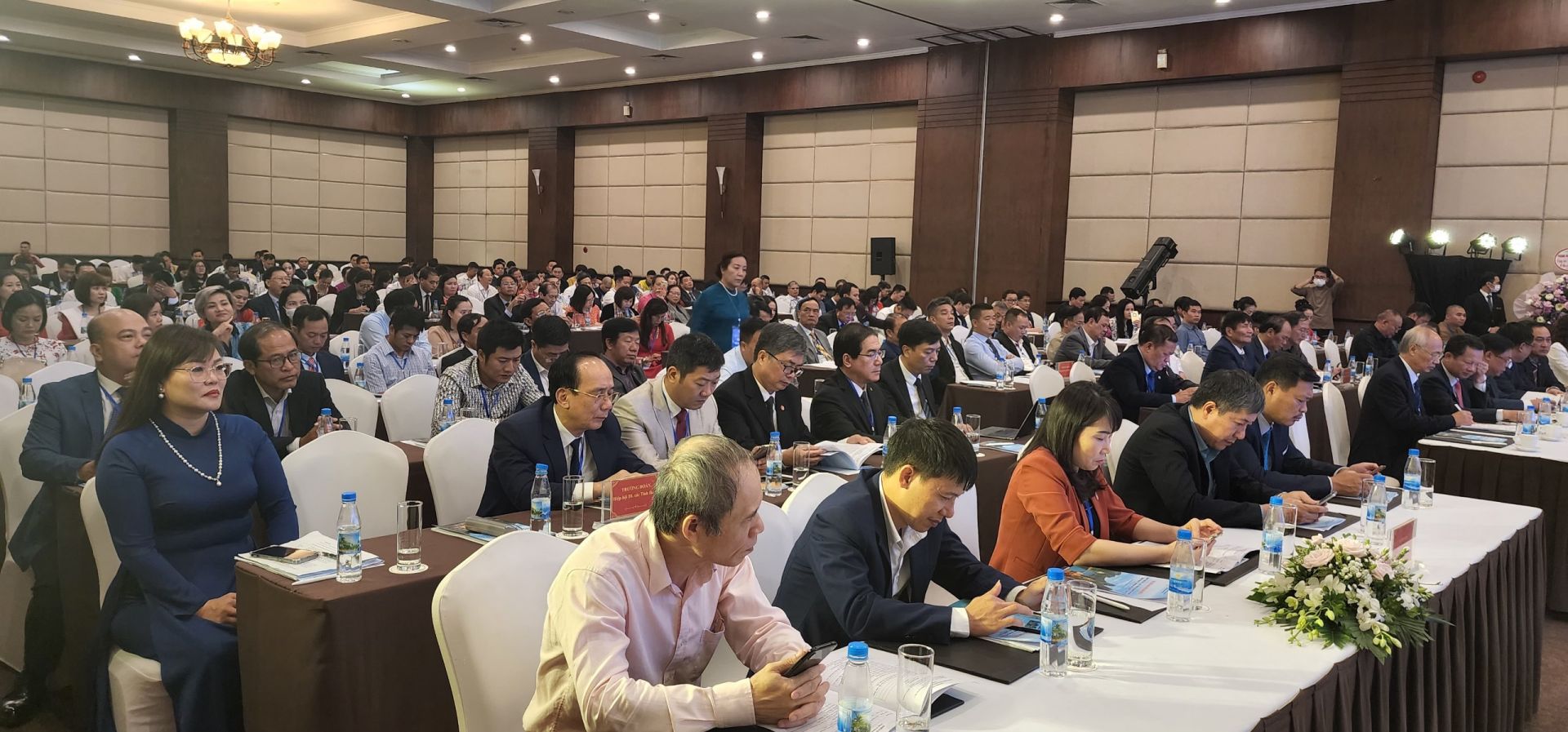 Đ&amp;ocirc;ng đảo đại biểu l&amp;atilde;nh đạo Tổng cục du lịch Việt Nam, Hiệp hội du lịch Việt Nam, l&amp;atilde;nh đạo tỉnh Quảng Ninh, hiệp hội du lịch c&amp;aacute;c tỉnh th&amp;agrave;nh phố về dự ch&amp;uacute;c mừng đại hội