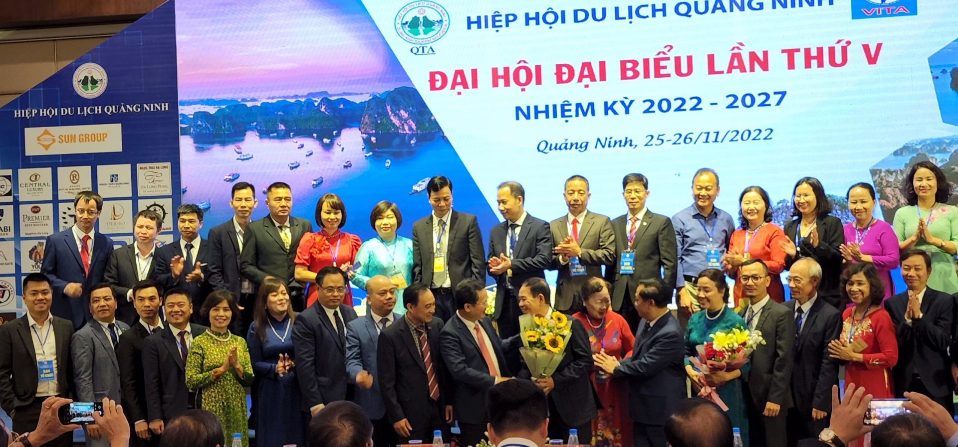 38 đồng ch&amp;iacute; trong Ban chấp h&amp;agrave;nh mới của hiệp hội du lịch tỉnh Quảng Ninh  ra mắt v&amp;agrave; nhận hoa ch&amp;iacute;c mừng