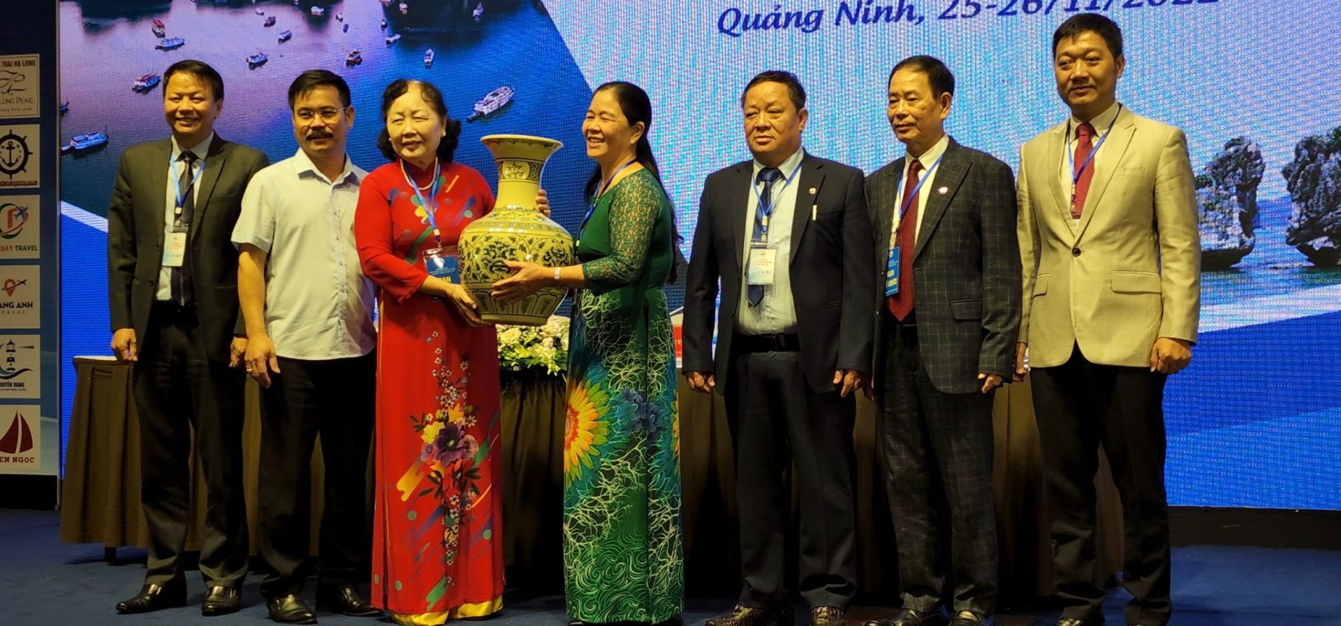 Hiệp hội du lịch v&amp;ugrave;ng duy&amp;ecirc;n hải tặng qu&amp;agrave; ch&amp;uacute;c mừngthanhf c&amp;ocirc;ng đại hội