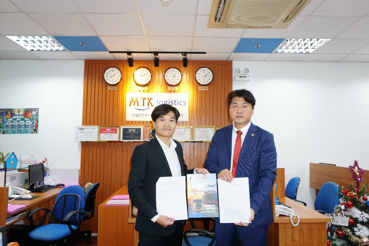 &amp;Ocirc;ng Jonny Trần - Tổng Gi&amp;aacute;m đốc MTK Logictics v&amp;agrave; &amp;ocirc;ng  Kwon Jae Haeng - Chủ tịch  KVECC trao bản thỏa thuận hợp t&amp;aacute;c 2 b&amp;ecirc;n.