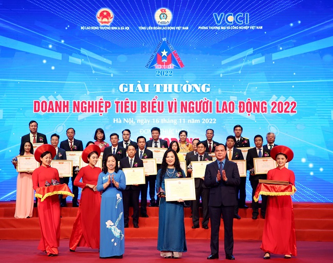 Đại diện Tập đo&amp;agrave;n BRG nhận giải thưởng &amp;ldquo;Doanh nghiệp ti&amp;ecirc;u biểu v&amp;igrave; người lao động&amp;rdquo; năm 2022