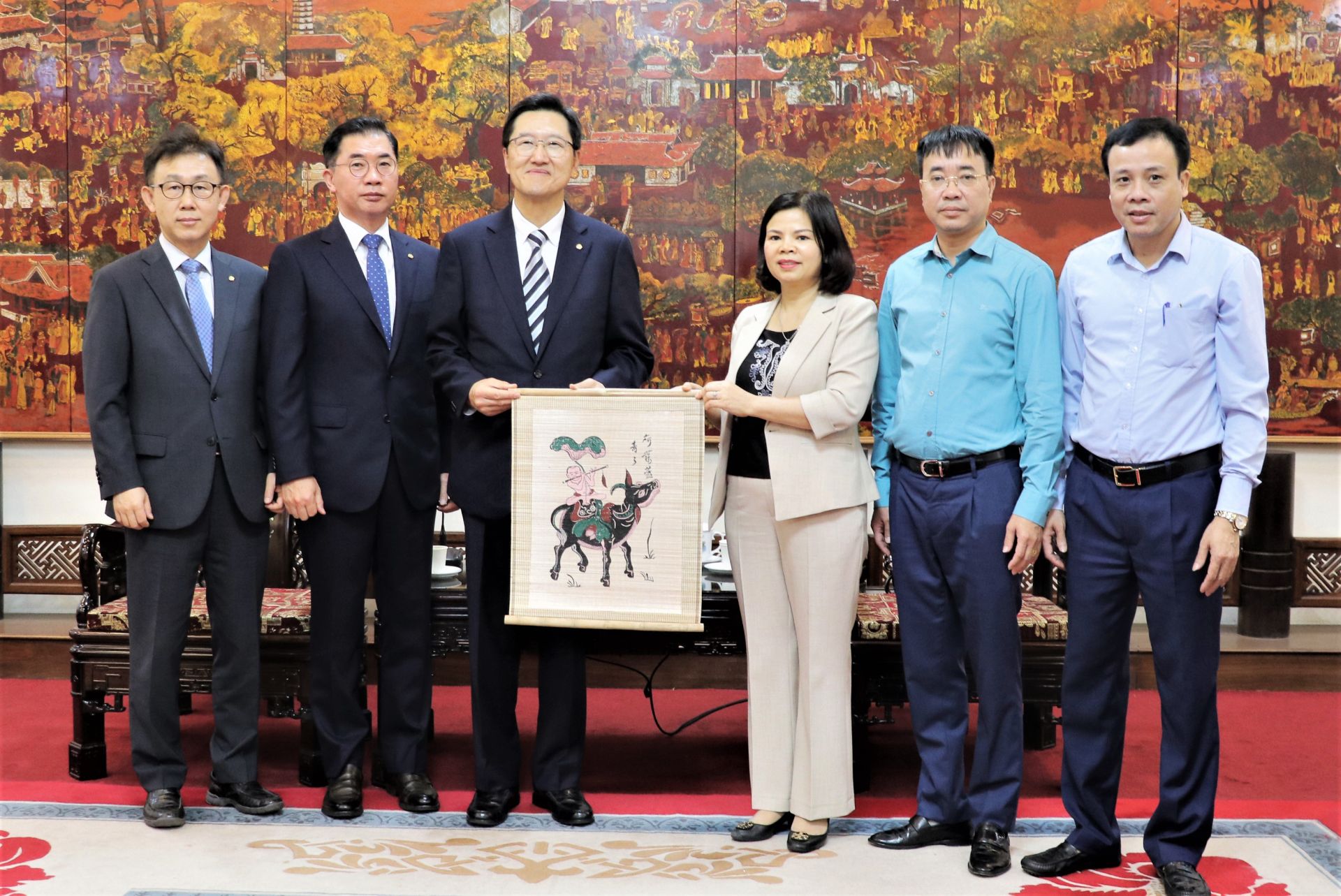 Chủ tịch UBND tỉnh Nguyễn Hương Giang giới thiệu về tranh d&amp;acirc;n gian Đ&amp;ocirc;ng Hồ với đại diện C&amp;ocirc;ng ty Hanwha Techwin