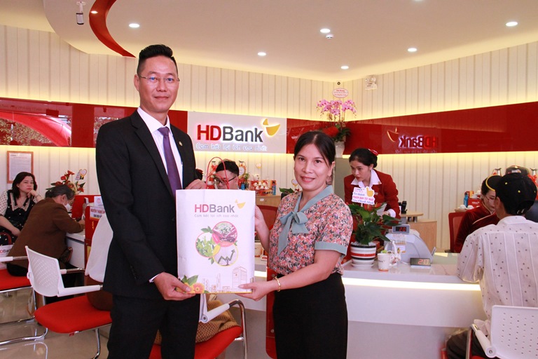 Nh&amp;acirc;n dịp khai trương trụ sở mới, HDBank Đắk Bla d&amp;agrave;nh tặng những kh&amp;aacute;ch h&amp;agrave;ng địa phương tới giao dịch nhiều phần qu&amp;agrave; hấp dẫn, thiết thực