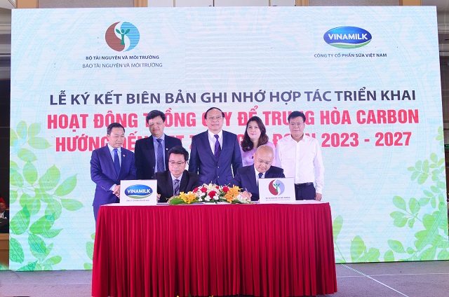 Đại diện Vinamilk v&amp;agrave; B&amp;aacute;o T&amp;agrave;i nguy&amp;ecirc;n v&amp;agrave; M&amp;ocirc;i trường (TN&amp;amp;MT) k&amp;yacute; bi&amp;ecirc;n bản ghi nhớ hợp t&amp;aacute;c cho dự &amp;aacute;n trồng c&amp;acirc;y hướng đến Net Zero
