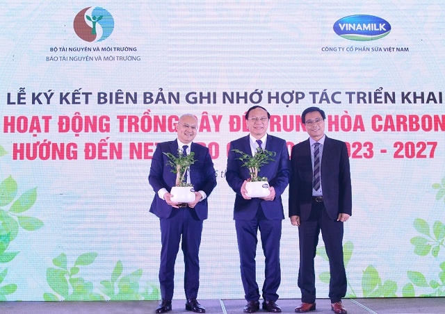 &amp;Ocirc;ng L&amp;ecirc; Ho&amp;agrave;ng Minh &amp;ndash; Gi&amp;aacute;m đốc Điều h&amp;agrave;nh tại Vinamilk tặng c&amp;acirc;y lưu niệm cho Thứ trưởng Bộ TN&amp;amp;MT L&amp;ecirc; C&amp;ocirc;ng Th&amp;agrave;nh v&amp;agrave; Tổng bi&amp;ecirc;n tập B&amp;aacute;o TN&amp;amp;MT Ho&amp;agrave;ng Mạnh H&amp;agrave;