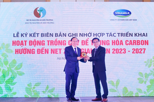 Thay mặt l&amp;atilde;nh đạo Bộ TN&amp;amp;MT, Thứ trưởng L&amp;ecirc; C&amp;ocirc;ng Th&amp;agrave;nh trao tặng Biểu trưng của Bộ TN&amp;amp;MT cho Vinamilk