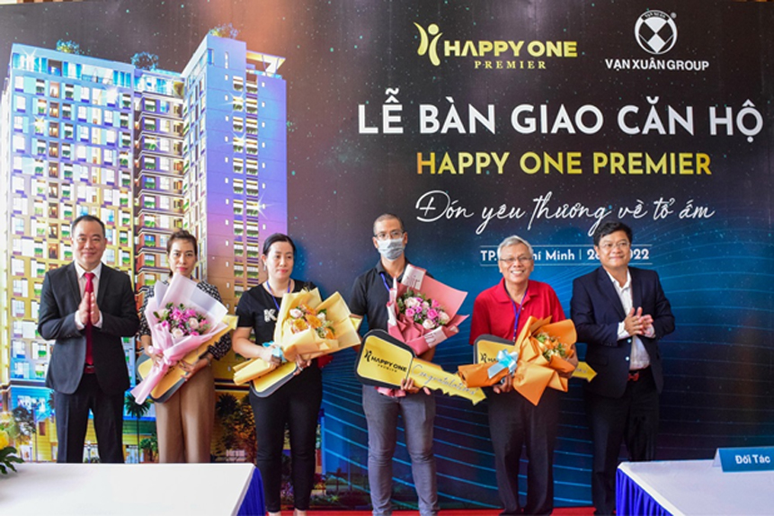 Những cư d&amp;acirc;n đầu ti&amp;ecirc;n nhận b&amp;agrave;n giao căn hộ Happy One Premier.