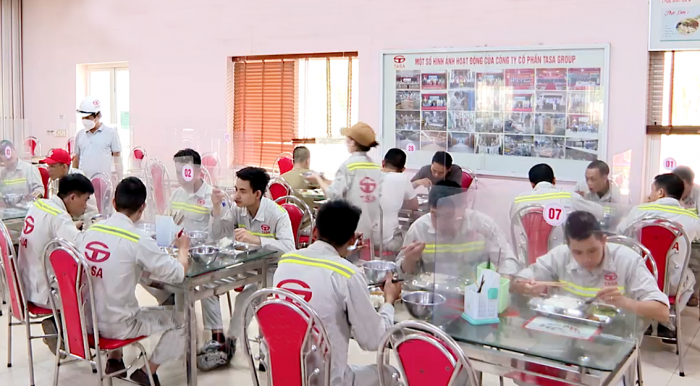 Bữa ăn ca của c&amp;ocirc;ng nh&amp;acirc;n C&amp;ocirc;ng ty cổ phần Gạch men TASA